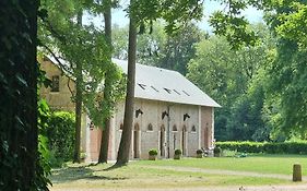 Les Ecuries Du Chateau De Brumare